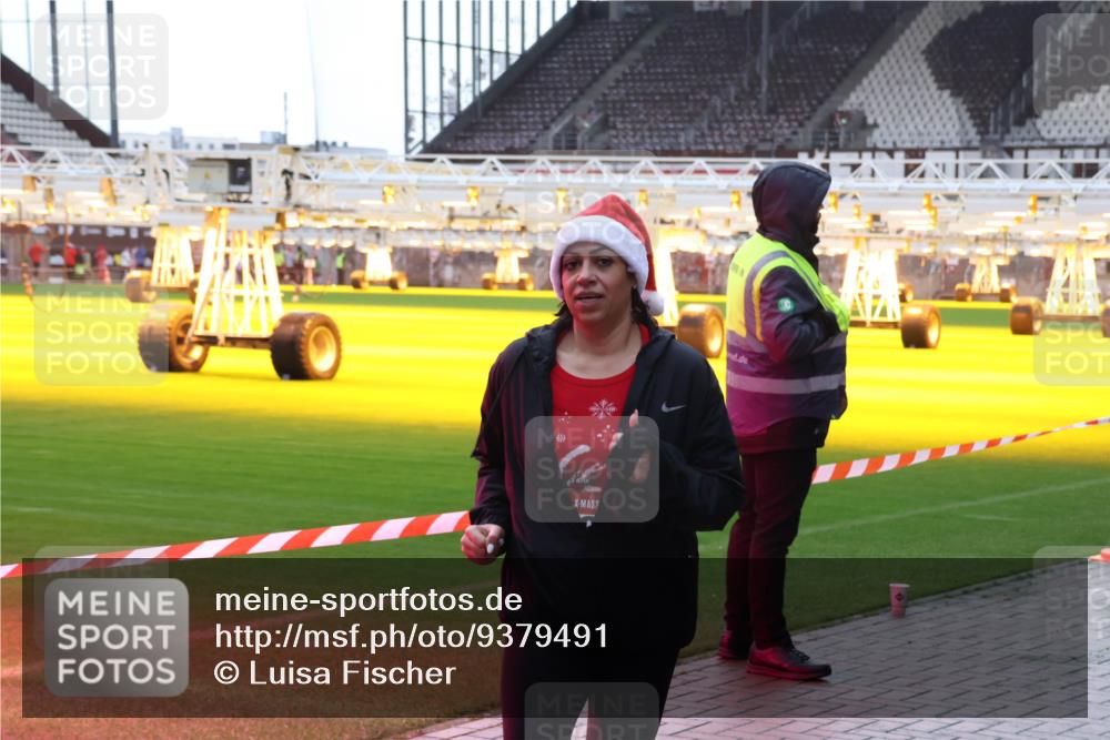07.12.2025 - St. Pauli X-Mass-Run No. 15 Luisa Fischer http://msf.ph/oto/9379491 07.12.2025 10:35:04 Ziel 137, 493, 578, 2212, 2639, 3389, 3390, 4276, 4277, 4309, 4310, 4316, 4317, 4336, 4337 meine-sportfotos.de