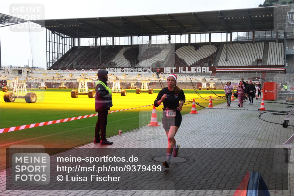 07.12.2025 - St. Pauli X-Mass-Run No. 15 Luisa Fischer http://msf.ph/oto/9379499 07.12.2025 10:35:10 Ziel 493, 137, 493, 561, 578, 2212, 2639, 3389, 3390, 4276, 4277, 4309, 4310, 4316, 4317, 4336, 4337 meine-sportfotos.de