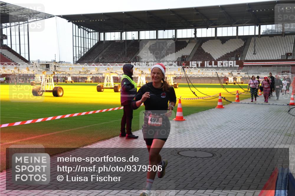 07.12.2025 - St. Pauli X-Mass-Run No. 15 Luisa Fischer http://msf.ph/oto/9379506 07.12.2025 10:35:10 Ziel 493, 137, 493, 561, 578, 2212, 2639, 3389, 3390, 4276, 4277, 4309, 4310, 4316, 4317, 4336, 4337 meine-sportfotos.de