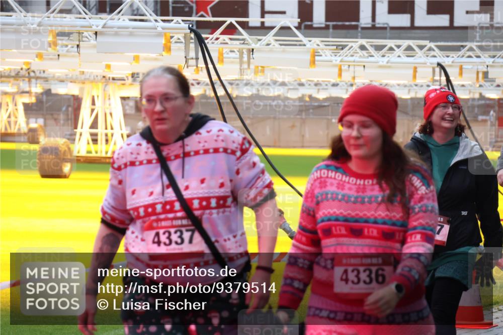 07.12.2025 - St. Pauli X-Mass-Run No. 15 Luisa Fischer http://msf.ph/oto/9379514 07.12.2025 10:35:20 Ziel 4337, 4336, 0, 15, 137, 493, 561, 578, 2422, 2639, 2857, 2863, 3389, 3390, 4147, 4149, 4276, 4277, 4309, 4310, 4316, 4317, 4336, 4337, 4443, 4779 meine-sportfotos.de