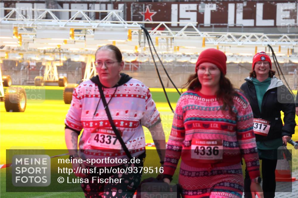 07.12.2025 - St. Pauli X-Mass-Run No. 15 Luisa Fischer http://msf.ph/oto/9379516 07.12.2025 10:35:21 Ziel 15, 317, 4337, 4336, 137, 493, 561, 578, 2353, 2422, 2639, 2857, 2863, 3389, 3390, 4147, 4149, 4276, 4277, 4309, 4310, 4316, 4317, 4336, 4337, 4443, 4772, 4776, 4778, 4779 meine-sportfotos.de