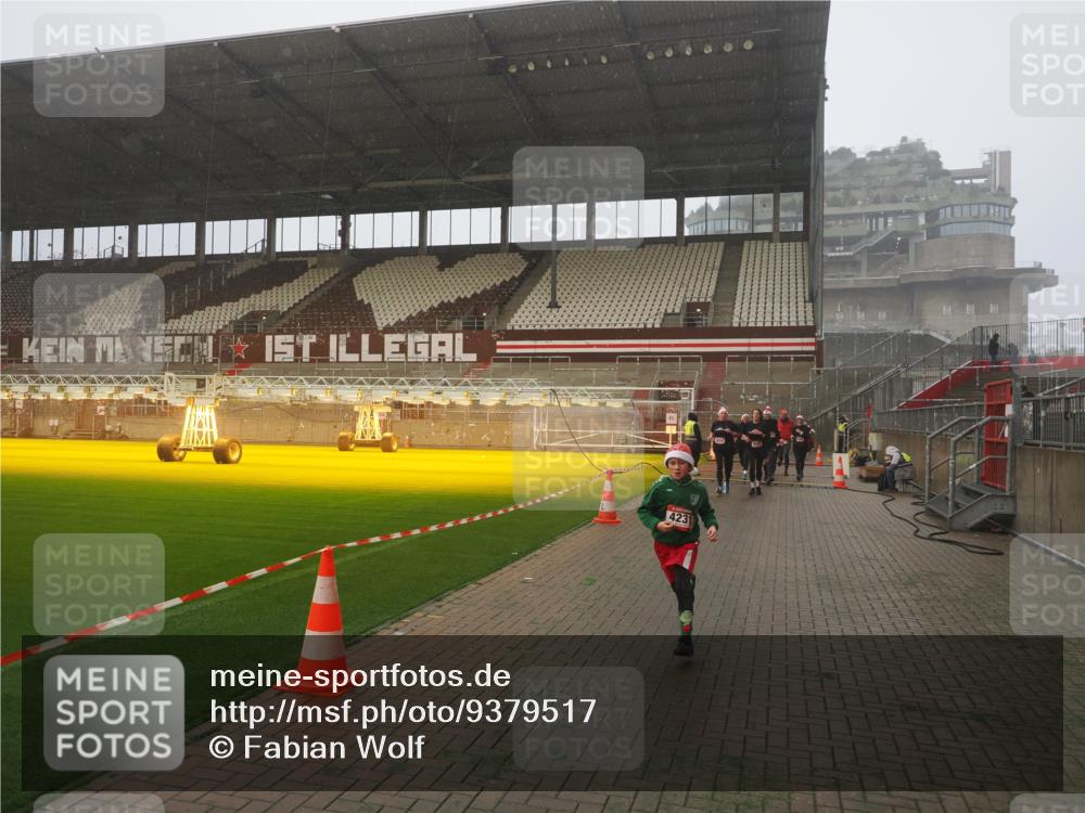 07.12.2025 - St. Pauli X-Mass-Run No. 15 Fabian Wolf http://msf.ph/oto/9379517 07.12.2025 10:07:58 Ziel 1905, 3627, 3628, 4231, 4623, 4624, 4626, 4734, 4737, 4740 meine-sportfotos.de