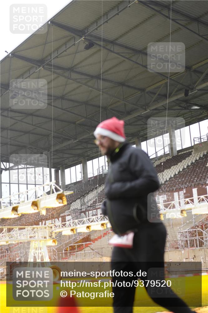 07.12.2025 - St. Pauli X-Mass-Run No. 15 Patografie http://msf.ph/oto/9379520 07.12.2025 10:13:46 Ziel 1699, 2905, 2951, 4371 meine-sportfotos.de