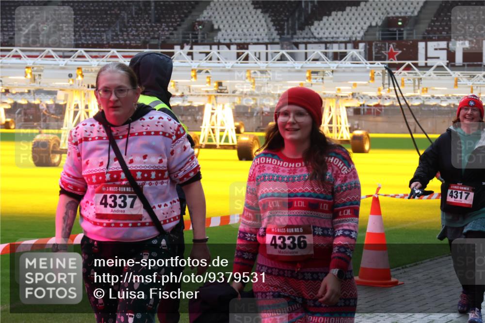 07.12.2025 - St. Pauli X-Mass-Run No. 15 Luisa Fischer http://msf.ph/oto/9379531 07.12.2025 10:35:22 Ziel 4337, 15, 4336, 4, 1, 15, 4317, 137, 493, 561, 578, 2353, 2422, 2857, 2863, 3389, 3390, 4147, 4149, 4276, 4277, 4309, 4310, 4316, 4317, 4336, 4337, 4443, 4772, 4776, 4778, 4779 meine-sportfotos.de