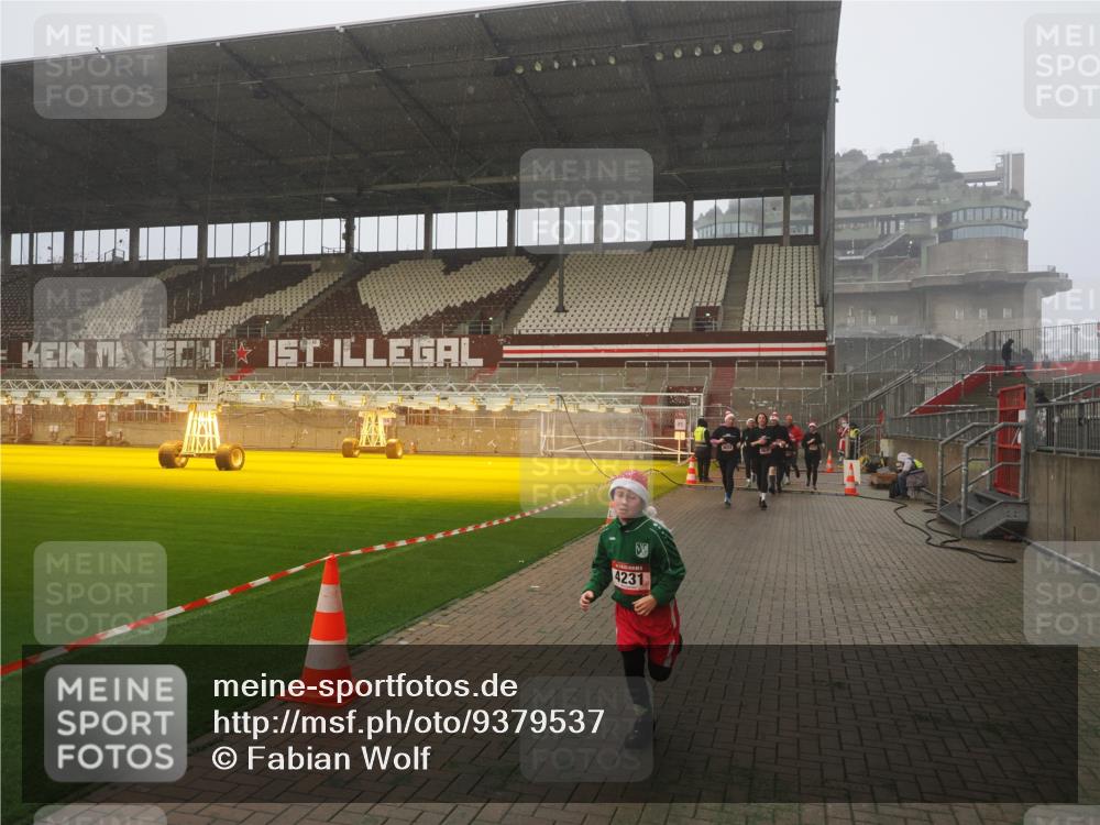 07.12.2025 - St. Pauli X-Mass-Run No. 15 Fabian Wolf http://msf.ph/oto/9379537 07.12.2025 10:07:59 Ziel 1905, 3627, 3628, 4231, 4623, 4624, 4626, 4734, 4737, 4740 meine-sportfotos.de