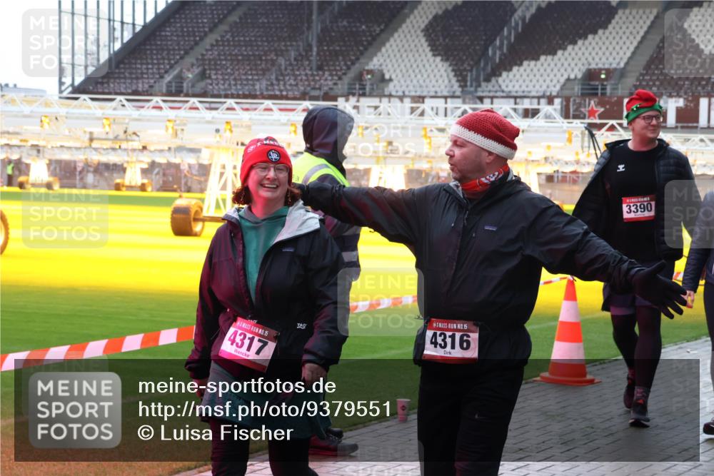 07.12.2025 - St. Pauli X-Mass-Run No. 15 Luisa Fischer http://msf.ph/oto/9379551 07.12.2025 10:35:26 Ziel 15, 4317, 15, 4316, 3390, 137, 493, 561, 578, 2353, 2406, 2422, 2857, 2863, 3224, 3389, 3390, 3721, 4147, 4149, 4276, 4277, 4309, 4310, 4316, 4317, 4336, 4337, 4443, 4772, 4776, 4778, 4779 meine-sportfotos.de