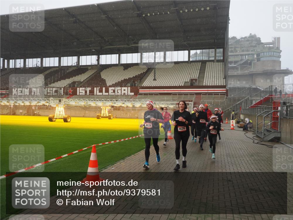 07.12.2025 - St. Pauli X-Mass-Run No. 15 Fabian Wolf http://msf.ph/oto/9379581 07.12.2025 10:08:03 Ziel 2691, 2692, 3627, 3628, 4231, 4623, 4624, 4626, 4734, 4737, 4740 meine-sportfotos.de