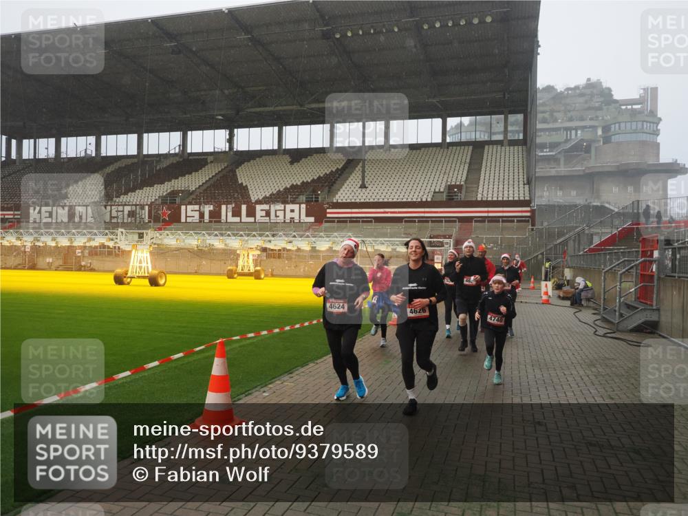 07.12.2025 - St. Pauli X-Mass-Run No. 15 Fabian Wolf http://msf.ph/oto/9379589 07.12.2025 10:08:03 Ziel 2691, 2692, 3627, 3628, 4231, 4623, 4624, 4626, 4734, 4737, 4740 meine-sportfotos.de