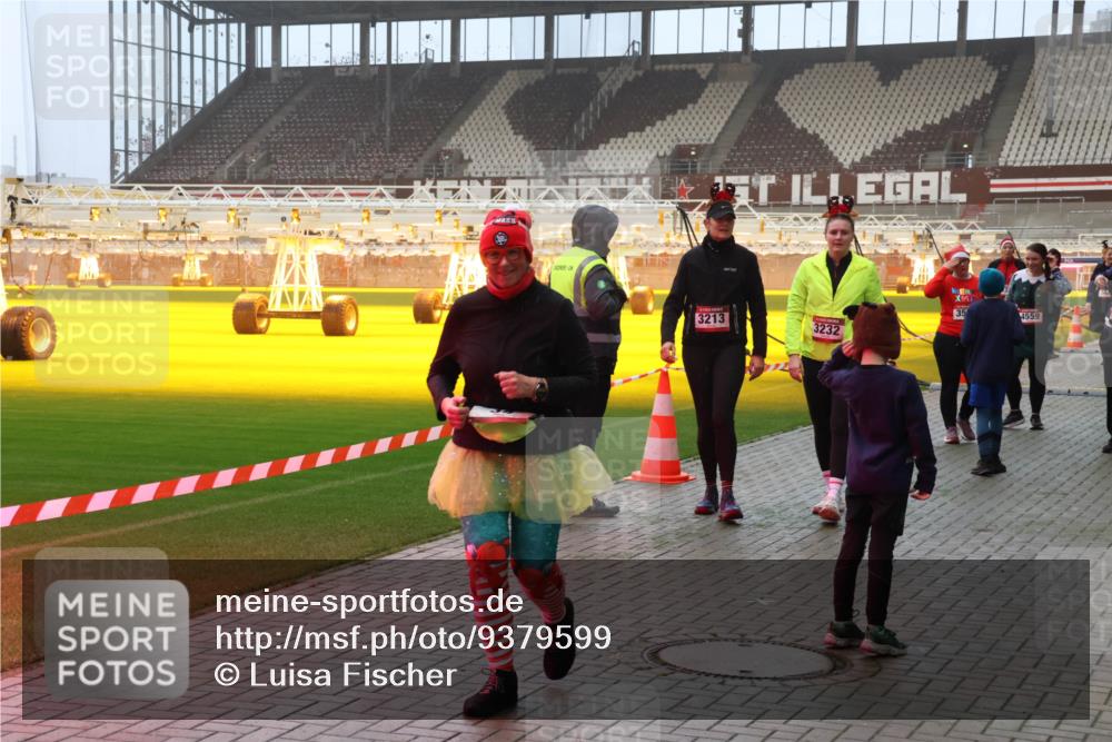 07.12.2025 - St. Pauli X-Mass-Run No. 15 Luisa Fischer http://msf.ph/oto/9379599 07.12.2025 10:07:01 Ziel 35, 4559, 3213, 3232, 34, 127, 150, 187, 217, 366, 562, 867, 893, 967, 969, 1007, 1103, 1119, 1369, 1479, 1480, 1505, 1735, 1832, 1937, 1946, 2129, 2894, 2968, 3189, 3213, 3232, 3330, 3333, 3534, 3535, 3536, 3537, 3970, 3971, 4459, 4657, 4665, 4670, 4672, 4676, 4677, 4735, 4736, 4738, 4739 meine-sportfotos.de