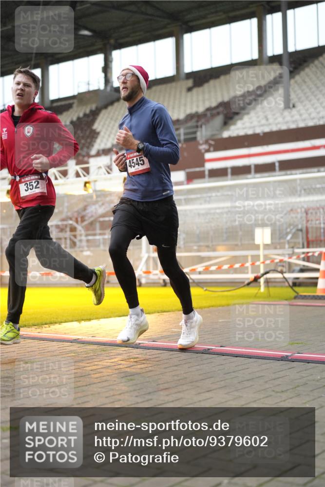 07.12.2025 - St. Pauli X-Mass-Run No. 15 Patografie http://msf.ph/oto/9379602 07.12.2025 10:14:14 Ziel 174, 352, 3243, 4489, 4502, 4526, 4545 meine-sportfotos.de