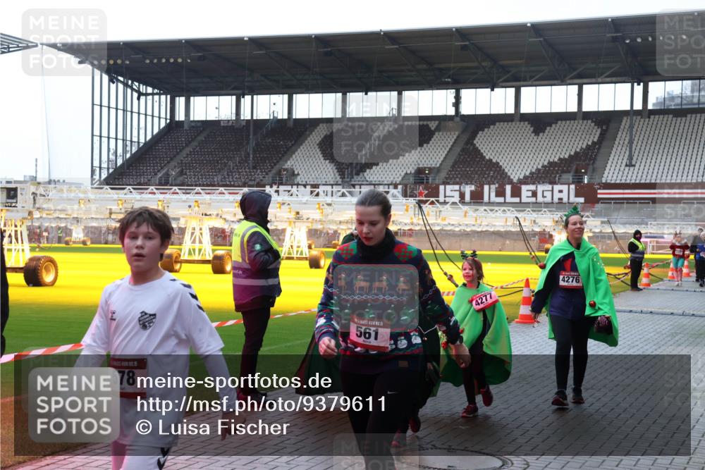 07.12.2025 - St. Pauli X-Mass-Run No. 15 Luisa Fischer http://msf.ph/oto/9379611 07.12.2025 10:35:35 Ziel 578, 15, 561, 4277, 4276, 493, 561, 998, 1100, 1365, 2353, 2406, 2422, 2857, 2863, 3224, 3721, 4147, 4149, 4276, 4277, 4309, 4310, 4443, 4595, 4772, 4776, 4778, 4779 meine-sportfotos.de
