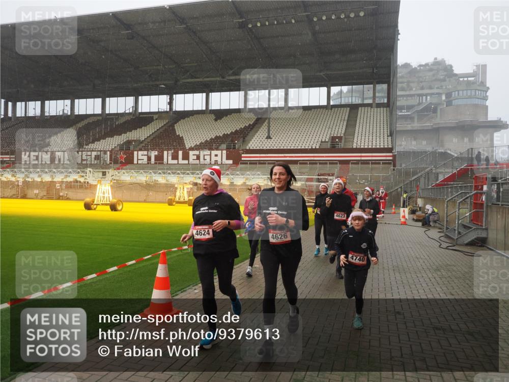 07.12.2025 - St. Pauli X-Mass-Run No. 15 Fabian Wolf http://msf.ph/oto/9379613 07.12.2025 10:08:04 Ziel 2691, 2692, 3627, 3628, 4231, 4623, 4624, 4626, 4734, 4737, 4740 meine-sportfotos.de