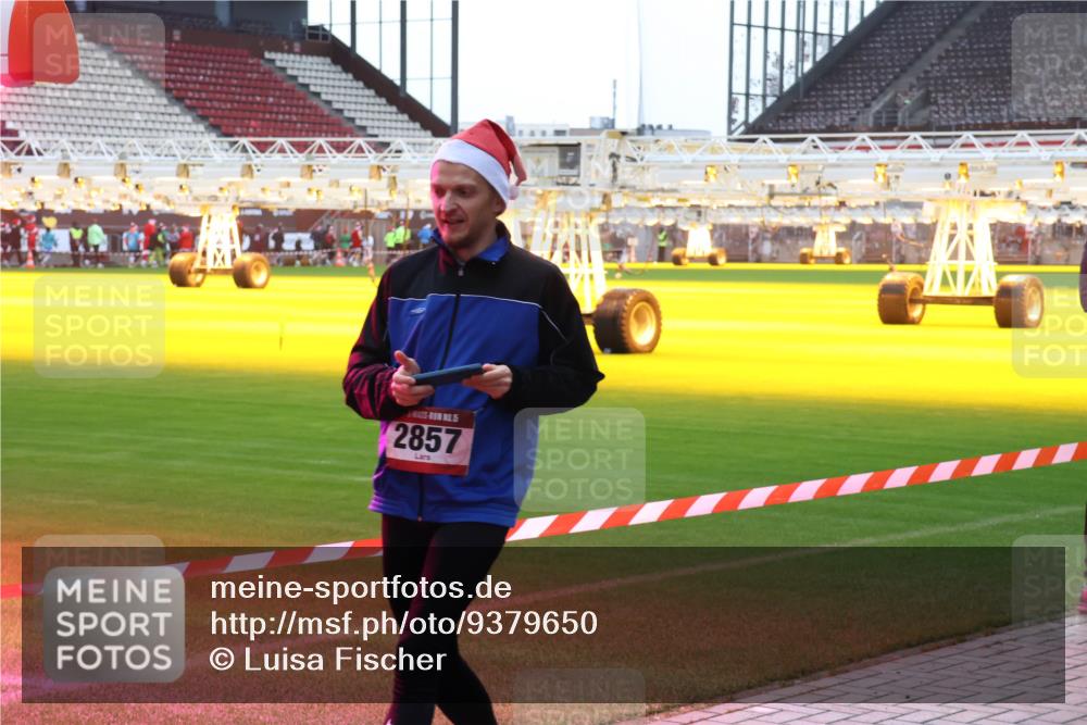 07.12.2025 - St. Pauli X-Mass-Run No. 15 Luisa Fischer http://msf.ph/oto/9379650 07.12.2025 10:35:50 Ziel 15, 2857, 561, 998, 1100, 1365, 1822, 2353, 2406, 2422, 2857, 2863, 3224, 3721, 4147, 4149, 4443, 4595, 4772, 4776, 4778, 4779 meine-sportfotos.de
