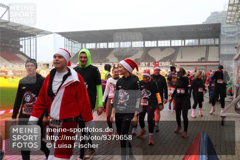 07.12.2025 - St. Pauli X-Mass-Run No. 15 Luisa Fischer http://msf.ph/oto/9379658 07.12.2025 10:07:23 Ziel 4555, 4552, 4560, 3970, 3971, 150, 217, 366, 421, 562, 792, 867, 972, 975, 1007, 1103, 1505, 1572, 1735, 1736, 2129, 2983, 3189, 3213, 3232, 3330, 3333, 3414, 3945, 3970, 3971, 4354, 4459, 4735, 4738 meine-sportfotos.de