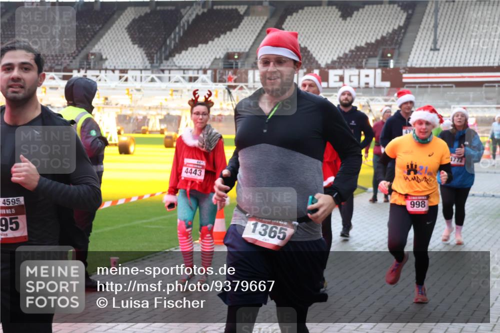 07.12.2025 - St. Pauli X-Mass-Run No. 15 Luisa Fischer http://msf.ph/oto/9379667 07.12.2025 10:35:54 Ziel 4595, 15, 95, 4443, 1365, 998, 1772, 561, 998, 1100, 1365, 1822, 2353, 2406, 2422, 2857, 2863, 3224, 3721, 4034, 4147, 4149, 4443, 4595, 4772, 4776, 4778, 4779 meine-sportfotos.de