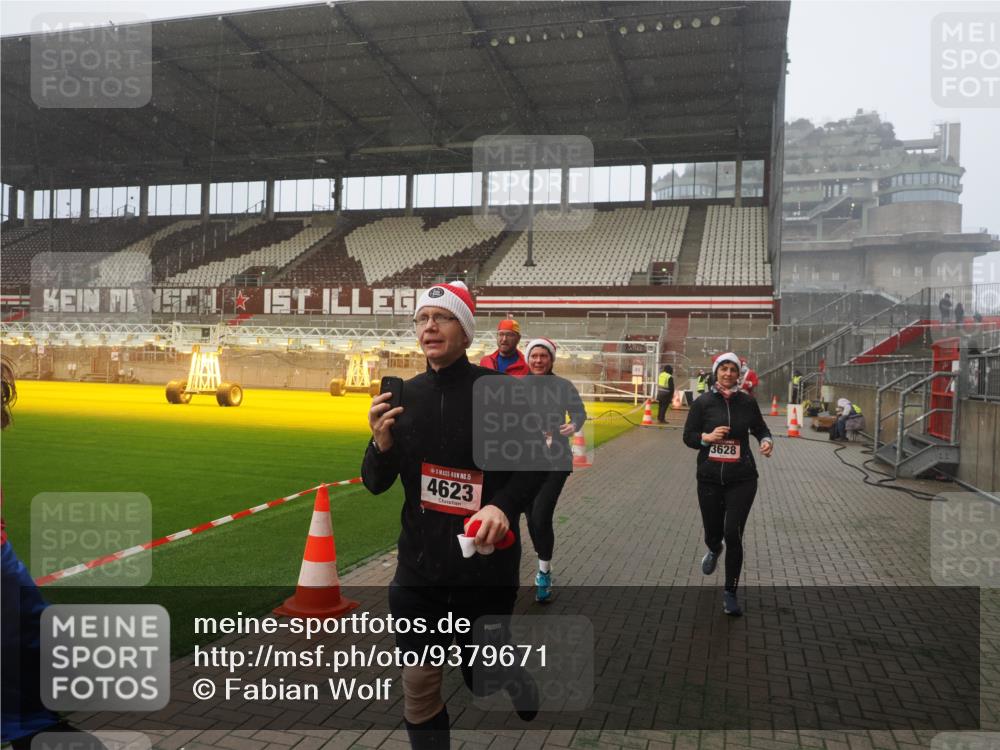 07.12.2025 - St. Pauli X-Mass-Run No. 15 Fabian Wolf http://msf.ph/oto/9379671 07.12.2025 10:08:05 Ziel 2691, 2692, 3627, 3628, 4231, 4623, 4624, 4626, 4734, 4737, 4740 meine-sportfotos.de