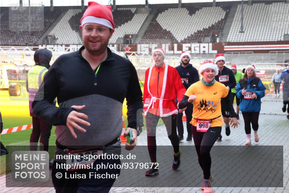 07.12.2025 - St. Pauli X-Mass-Run No. 15 Luisa Fischer http://msf.ph/oto/9379672 07.12.2025 10:35:54 Ziel 1365, 444, 716, 4779, 5, 998, 4772, 561, 998, 1100, 1365, 1822, 2353, 2406, 2422, 2857, 2863, 3224, 3721, 4034, 4147, 4149, 4443, 4595, 4772, 4776, 4778, 4779 meine-sportfotos.de