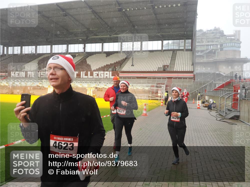 07.12.2025 - St. Pauli X-Mass-Run No. 15 Fabian Wolf http://msf.ph/oto/9379683 07.12.2025 10:08:06 Ziel 2691, 2692, 3627, 3628, 4231, 4623, 4624, 4626, 4734, 4737, 4740 meine-sportfotos.de