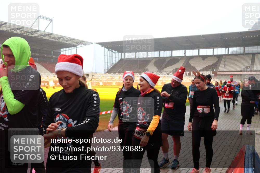 07.12.2025 - St. Pauli X-Mass-Run No. 15 Luisa Fischer http://msf.ph/oto/9379685 07.12.2025 10:07:26 Ziel 4560, 150, 217, 366, 421, 792, 867, 972, 975, 1007, 1103, 1505, 1572, 1735, 1736, 2129, 2983, 3189, 3330, 3333, 3414, 3945, 3970, 3971, 4354, 4735, 4738 meine-sportfotos.de