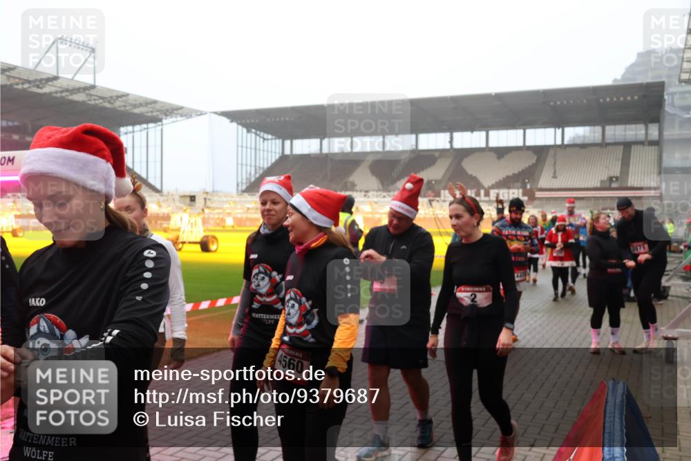 07.12.2025 - St. Pauli X-Mass-Run No. 15 Luisa Fischer http://msf.ph/oto/9379687 07.12.2025 10:07:26 Ziel 4560, 5971, 150, 217, 366, 421, 792, 867, 972, 975, 1007, 1103, 1505, 1572, 1735, 1736, 2129, 2983, 3189, 3330, 3333, 3414, 3945, 3970, 3971, 4354, 4735, 4738 meine-sportfotos.de