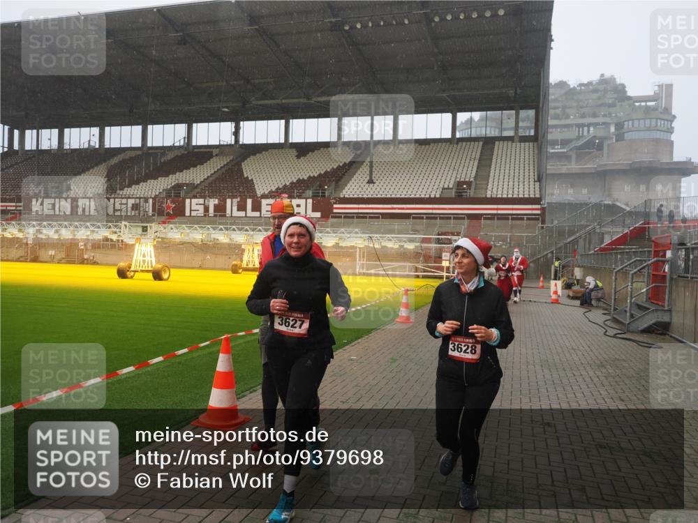07.12.2025 - St. Pauli X-Mass-Run No. 15 Fabian Wolf http://msf.ph/oto/9379698 07.12.2025 10:08:06 Ziel 2691, 2692, 3627, 3628, 4231, 4623, 4624, 4626, 4734, 4737, 4740 meine-sportfotos.de