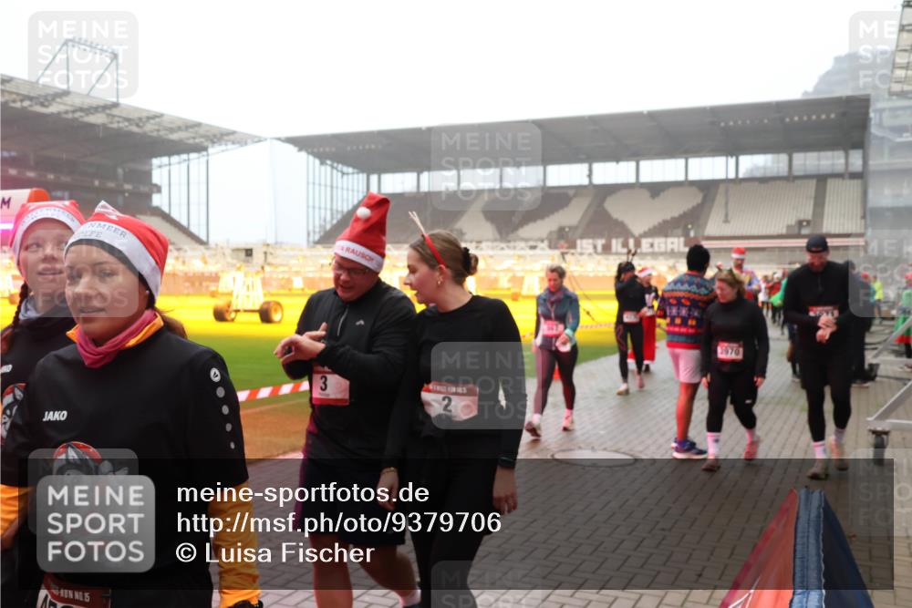 07.12.2025 - St. Pauli X-Mass-Run No. 15 Luisa Fischer http://msf.ph/oto/9379706 07.12.2025 10:07:28 Ziel 15, 3, 5970, 150, 217, 366, 421, 517, 685, 792, 867, 972, 975, 1007, 1103, 1187, 1505, 1572, 1735, 1736, 2129, 2983, 3189, 3330, 3333, 3414, 3945, 3970, 3971, 4354, 4735, 4738 meine-sportfotos.de