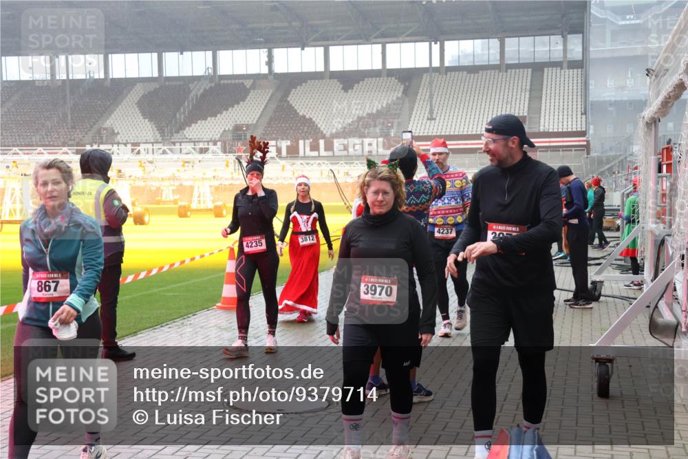 07.12.2025 - St. Pauli X-Mass-Run No. 15 Luisa Fischer http://msf.ph/oto/9379714 07.12.2025 10:07:30 Ziel 15, 867, 4235, 3812, 3970, 4237, 5, 20, 150, 217, 256, 265, 272, 366, 421, 517, 657, 685, 792, 867, 972, 975, 1007, 1103, 1187, 1234, 1505, 1572, 1735, 1736, 2129, 2983, 3189, 3330, 3333, 3414, 3945, 3970, 3971, 4354, 4735, 4738 meine-sportfotos.de