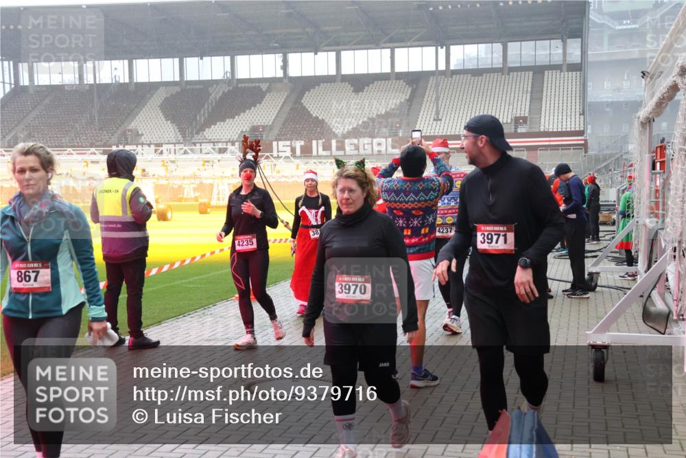 07.12.2025 - St. Pauli X-Mass-Run No. 15 Luisa Fischer http://msf.ph/oto/9379716 07.12.2025 10:07:30 Ziel 867, 1, 4235, 38, 3970, 4237, 5, 3971, 150, 217, 256, 265, 272, 366, 421, 517, 657, 685, 792, 867, 972, 975, 1007, 1103, 1187, 1234, 1505, 1572, 1735, 1736, 2129, 2983, 3189, 3330, 3333, 3414, 3945, 3970, 3971, 4354, 4735, 4738 meine-sportfotos.de