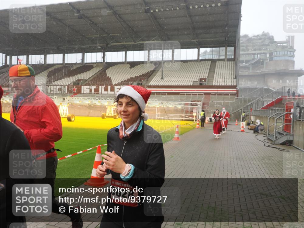 07.12.2025 - St. Pauli X-Mass-Run No. 15 Fabian Wolf http://msf.ph/oto/9379727 07.12.2025 10:08:07 Ziel 2691, 2692, 3627, 3628, 4231, 4623, 4624, 4626, 4734, 4737, 4740 meine-sportfotos.de