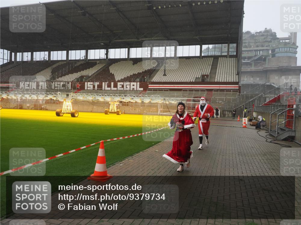 07.12.2025 - St. Pauli X-Mass-Run No. 15 Fabian Wolf http://msf.ph/oto/9379734 07.12.2025 10:08:10 Ziel 2691, 2692, 3627, 3628, 4231, 4623, 4624, 4626, 4734, 4737, 4740 meine-sportfotos.de