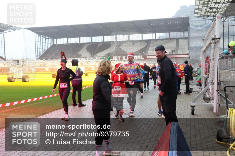 07.12.2025 - St. Pauli X-Mass-Run No. 15 Luisa Fischer http://msf.ph/oto/9379735 07.12.2025 10:07:32 Ziel 4235, 4236, 237, 3531, 217, 256, 265, 272, 366, 421, 517, 657, 685, 716, 767, 792, 867, 972, 975, 1007, 1103, 1187, 1234, 1505, 1572, 1735, 1736, 2129, 2983, 3189, 3330, 3333, 3414, 3945, 3970, 3971, 4354, 4735, 4738 meine-sportfotos.de