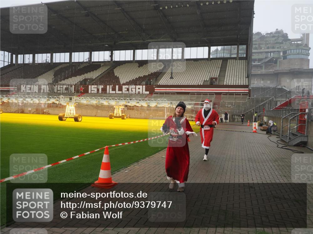 07.12.2025 - St. Pauli X-Mass-Run No. 15 Fabian Wolf http://msf.ph/oto/9379747 07.12.2025 10:08:11 Ziel 2691, 2692, 3627, 3628, 4231, 4623, 4624, 4626, 4734, 4737, 4740 meine-sportfotos.de