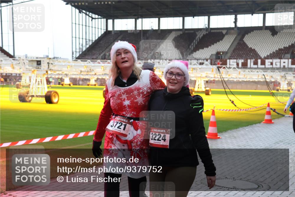 07.12.2025 - St. Pauli X-Mass-Run No. 15 Luisa Fischer http://msf.ph/oto/9379752 07.12.2025 10:36:11 Ziel 15, 3721, 15, 3224, 350, 998, 1100, 1365, 1822, 2406, 2489, 3224, 3476, 3721, 4034, 4595 meine-sportfotos.de