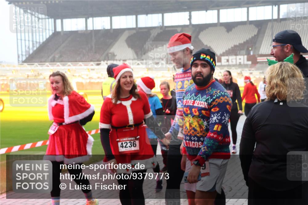 07.12.2025 - St. Pauli X-Mass-Run No. 15 Luisa Fischer http://msf.ph/oto/9379773 07.12.2025 10:07:37 Ziel 4236, 8444, 217, 256, 265, 272, 366, 421, 517, 657, 685, 716, 767, 792, 867, 972, 975, 1007, 1103, 1187, 1234, 1505, 1572, 1735, 1736, 2129, 2983, 3189, 3414, 3945, 4354, 4735, 4738 meine-sportfotos.de