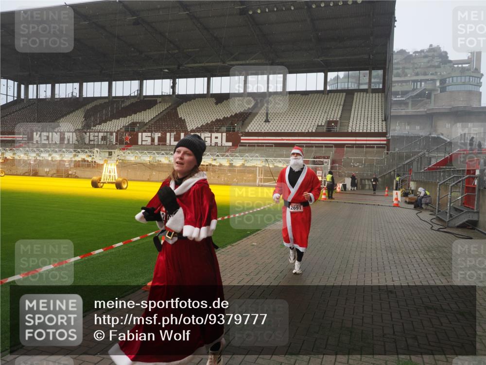 07.12.2025 - St. Pauli X-Mass-Run No. 15 Fabian Wolf http://msf.ph/oto/9379777 07.12.2025 10:08:12 Ziel 2691, 2692, 3627, 3628, 4231, 4623, 4624, 4626, 4734, 4737, 4740 meine-sportfotos.de