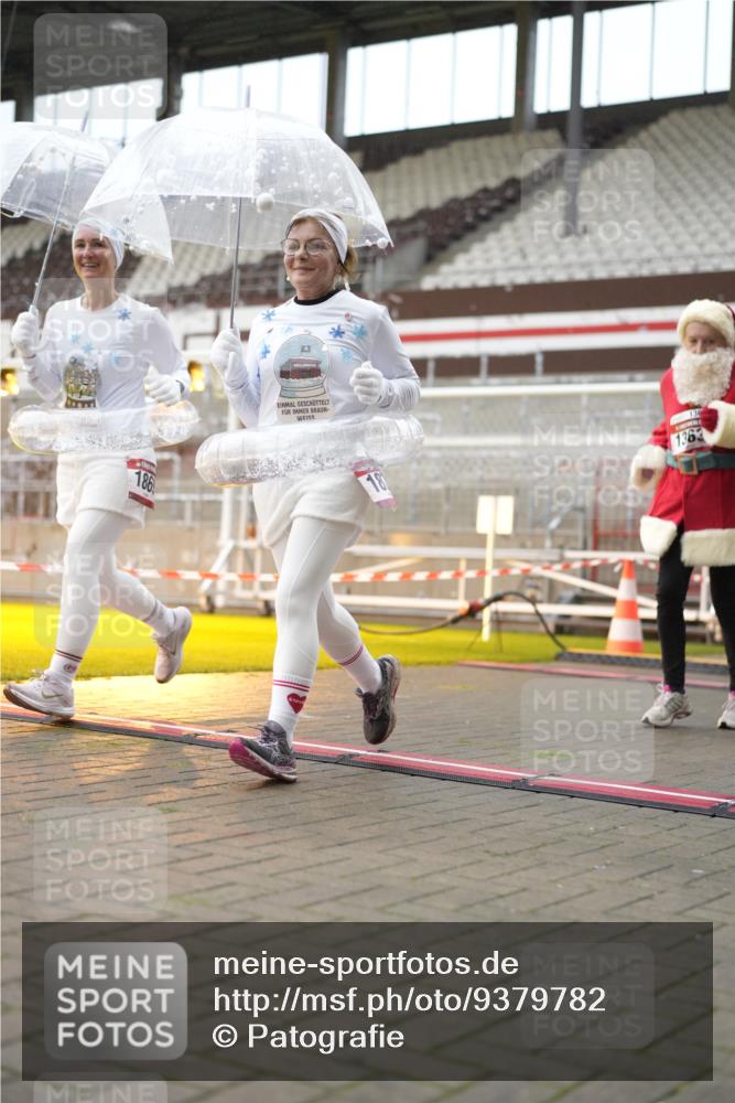 07.12.2025 - St. Pauli X-Mass-Run No. 15 Patografie http://msf.ph/oto/9379782 07.12.2025 10:14:48 Ziel 1363, 1867, 1869, 1873, 3481, 3565, 4001, 4004 meine-sportfotos.de