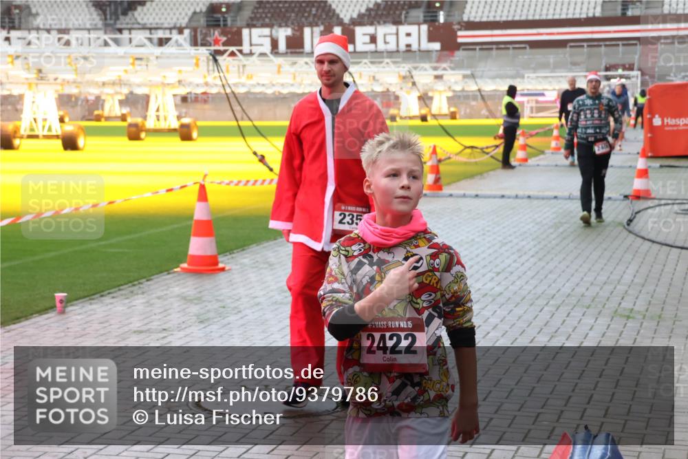 07.12.2025 - St. Pauli X-Mass-Run No. 15 Luisa Fischer http://msf.ph/oto/9379786 07.12.2025 10:36:19 Ziel 1, 235, 15, 2422, 350, 1822, 2489, 3476, 4034 meine-sportfotos.de