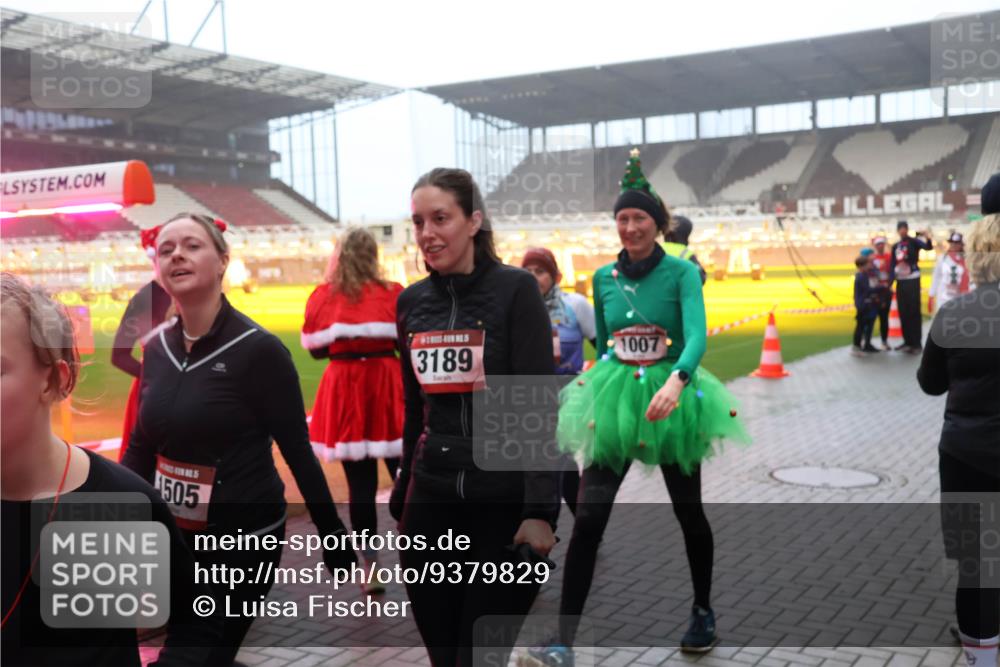 07.12.2025 - St. Pauli X-Mass-Run No. 15 Luisa Fischer http://msf.ph/oto/9379829 07.12.2025 10:07:43 Ziel 505, 3189, 1007, 217, 256, 265, 272, 366, 421, 517, 657, 685, 716, 767, 792, 867, 972, 975, 1103, 1187, 1234, 1505, 1543, 1572, 1735, 1736, 2983, 3003, 3189, 3414, 3945, 4354 meine-sportfotos.de