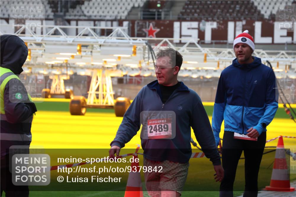 07.12.2025 - St. Pauli X-Mass-Run No. 15 Luisa Fischer http://msf.ph/oto/9379842 07.12.2025 10:36:45 Ziel 15, 2489, 350, 2948, 3089, 3382, 3476, 4200, 4591, 4597, 4599 meine-sportfotos.de