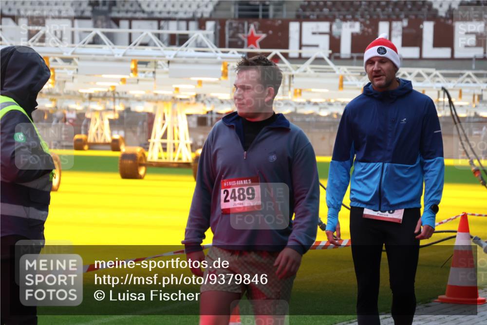 07.12.2025 - St. Pauli X-Mass-Run No. 15 Luisa Fischer http://msf.ph/oto/9379846 07.12.2025 10:36:45 Ziel 15, 2489, 350, 2948, 3089, 3382, 3476, 4200, 4591, 4597, 4599 meine-sportfotos.de