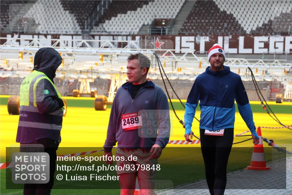 07.12.2025 - St. Pauli X-Mass-Run No. 15 Luisa Fischer http://msf.ph/oto/9379848 07.12.2025 10:36:45 Ziel 15, 2489, 350, 2948, 3089, 3382, 3476, 4200, 4591, 4597, 4599 meine-sportfotos.de