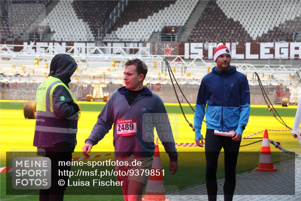 07.12.2025 - St. Pauli X-Mass-Run No. 15 Luisa Fischer http://msf.ph/oto/9379851 07.12.2025 10:36:46 Ziel 15, 2489, 350, 2948, 3089, 3382, 3476, 4200, 4591, 4597, 4599 meine-sportfotos.de