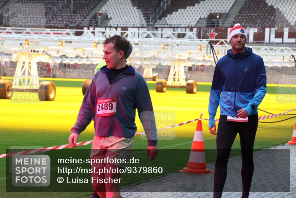 07.12.2025 - St. Pauli X-Mass-Run No. 15 Luisa Fischer http://msf.ph/oto/9379860 07.12.2025 10:36:47 Ziel 5, 2489, 350, 717, 2948, 3089, 3382, 3476, 4200, 4591, 4597, 4599 meine-sportfotos.de