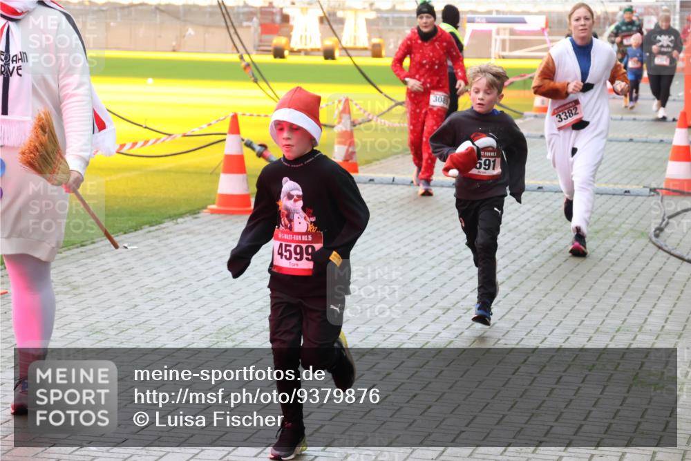 07.12.2025 - St. Pauli X-Mass-Run No. 15 Luisa Fischer http://msf.ph/oto/9379876 07.12.2025 10:36:50 Ziel 15, 4599, 308, 691, 3382, 350, 511, 521, 717, 833, 2948, 3089, 3382, 3476, 4200, 4591, 4597, 4599 meine-sportfotos.de