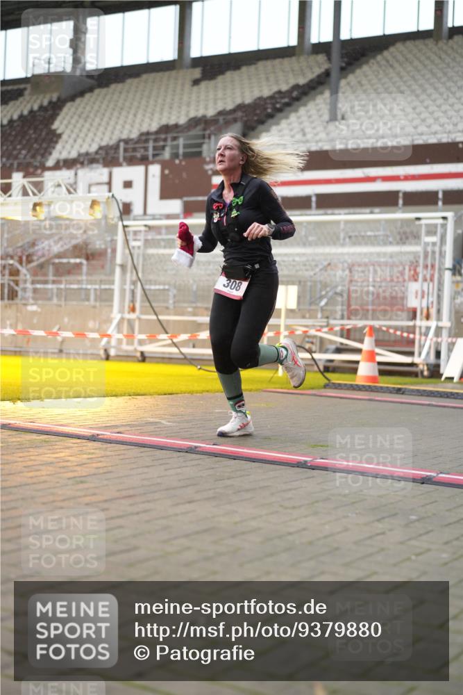 07.12.2025 - St. Pauli X-Mass-Run No. 15 Patografie http://msf.ph/oto/9379880 07.12.2025 10:15:01 Ziel 308, 762, 1363, 1867, 1869, 1873, 2666, 2667, 2668, 2883, 2891, 3741, 4001, 4004 meine-sportfotos.de