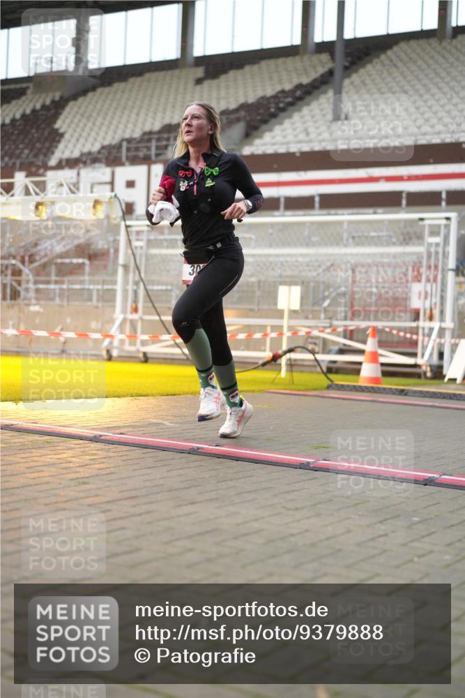 07.12.2025 - St. Pauli X-Mass-Run No. 15 Patografie http://msf.ph/oto/9379888 07.12.2025 10:15:02 Ziel 308, 762, 1363, 1867, 1869, 1873, 2666, 2667, 2668, 2883, 2891, 3741, 4001, 4004 meine-sportfotos.de