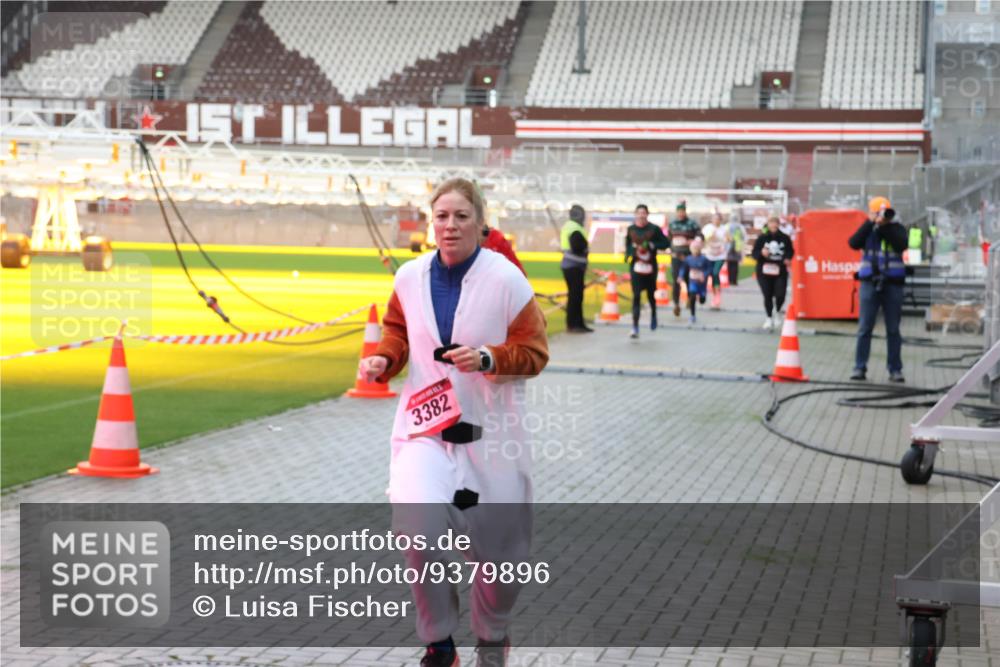07.12.2025 - St. Pauli X-Mass-Run No. 15 Luisa Fischer http://msf.ph/oto/9379896 07.12.2025 10:36:53 Ziel 3382, 37, 511, 521, 665, 717, 833, 2948, 3089, 3382, 4200, 4591, 4597, 4599 meine-sportfotos.de