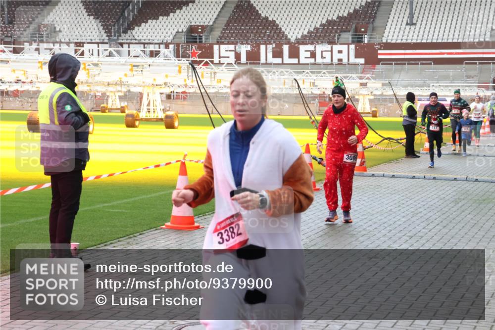 07.12.2025 - St. Pauli X-Mass-Run No. 15 Luisa Fischer http://msf.ph/oto/9379900 07.12.2025 10:36:54 Ziel 3382, 3089, 511, 717, 521, 37, 511, 521, 665, 717, 833, 2948, 3089, 3382, 4200, 4591, 4597, 4599, 4691, 4693 meine-sportfotos.de