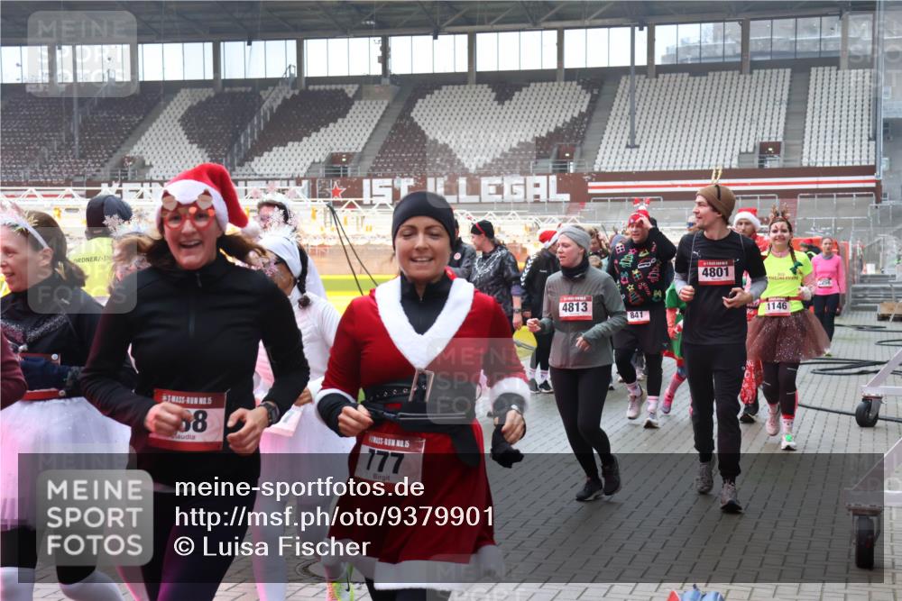 07.12.2025 - St. Pauli X-Mass-Run No. 15 Luisa Fischer http://msf.ph/oto/9379901 07.12.2025 11:11:55 Ziel 5, 88, 15, 777, 4813, 841, 4801, 2258, 1146, 171, 182, 190, 411, 679, 689, 690, 697, 698, 777, 787, 788, 812, 815, 817, 832, 841, 909, 1145, 1146, 1147, 1186, 1309, 1321, 1518, 1519, 1557, 1565, 1568, 1589, 1619, 1707, 1711, 1714, 1767, 1770, 2258, 2742, 4801, 4805, 4806, 4810, 4813, 5005, 5006 meine-sportfotos.de