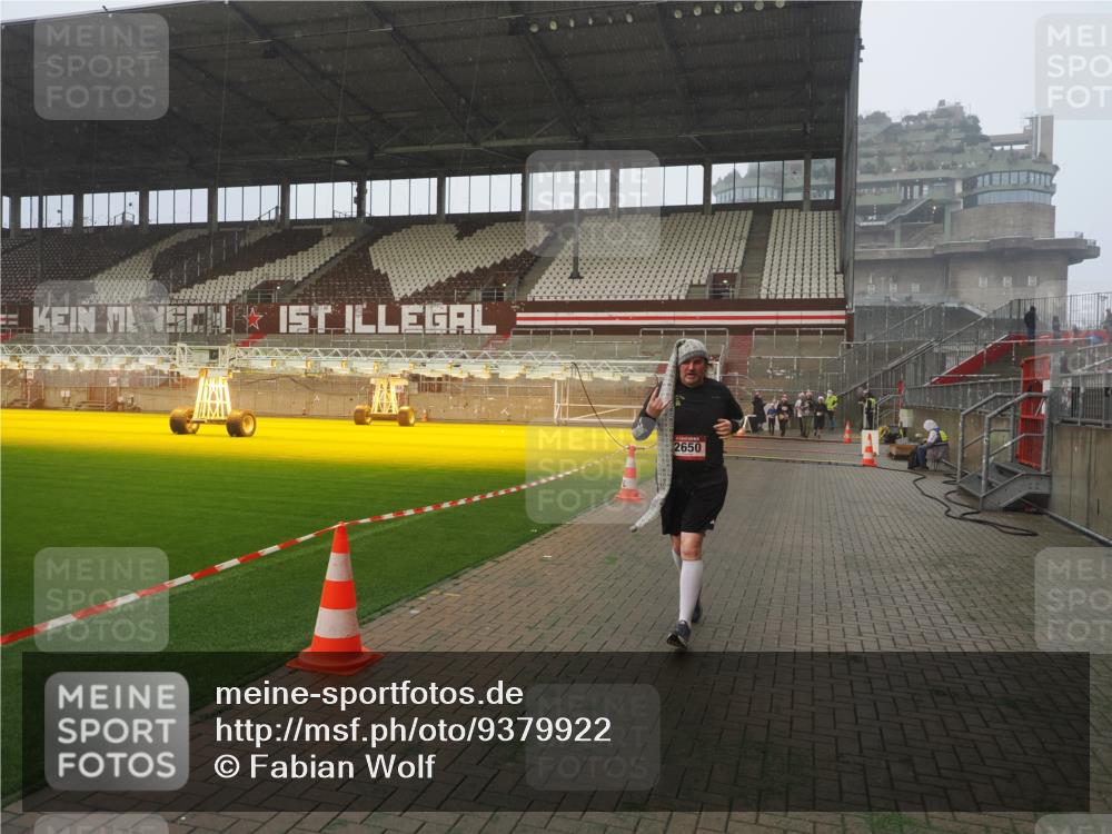 07.12.2025 - St. Pauli X-Mass-Run No. 15 Fabian Wolf http://msf.ph/oto/9379922 07.12.2025 10:08:27 Ziel 2650, 2746 meine-sportfotos.de